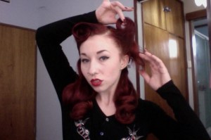 Twisting hair behind itself creating the "o" shape. 