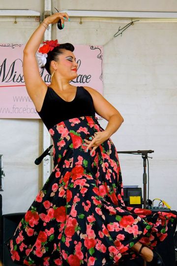 Special guest performer, Cinnamon Minx